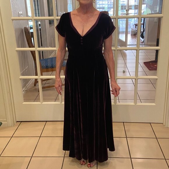 The J. Peterman Company: Vintage, deep plum (purplish) velvet dress, Size 6 - Picture 2 of 12
